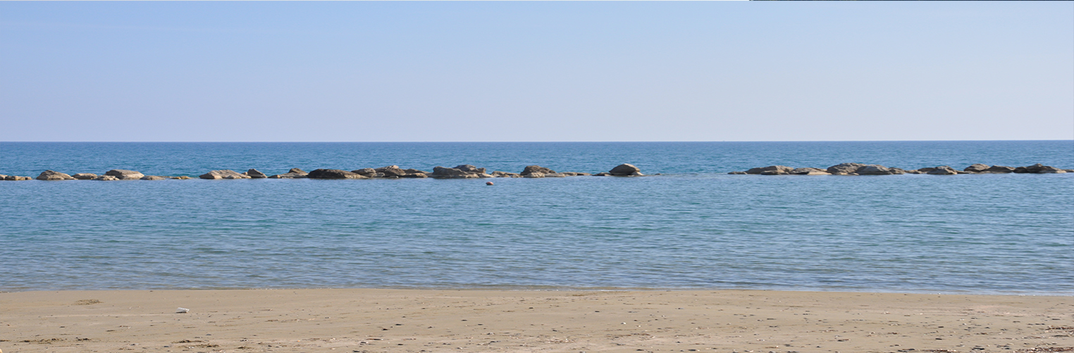 Spiaggia sabbia e acqua limpida